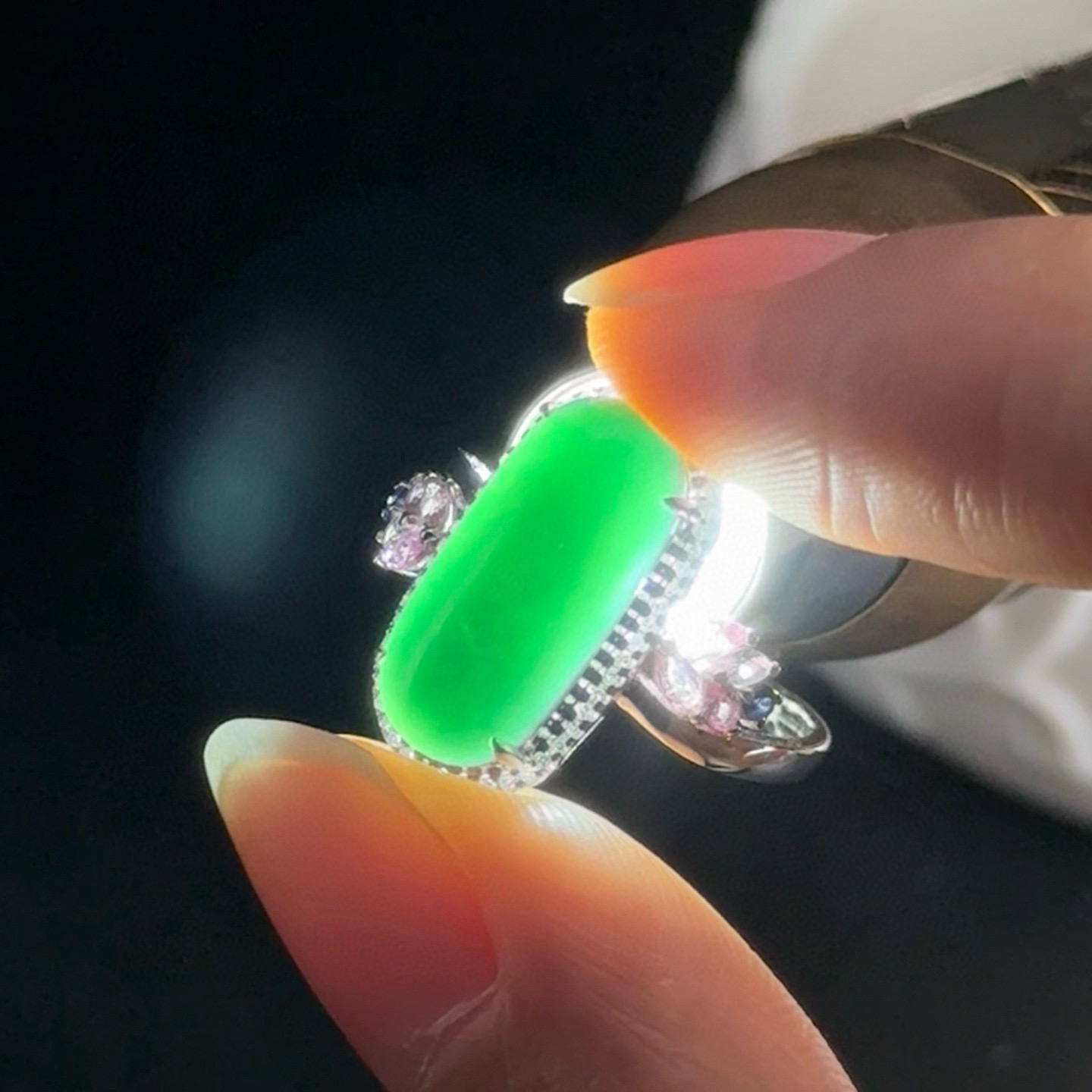 精品18k墨翠女戒 种好色正 黑度极好 打灯通透 油性十足  尺寸17.3