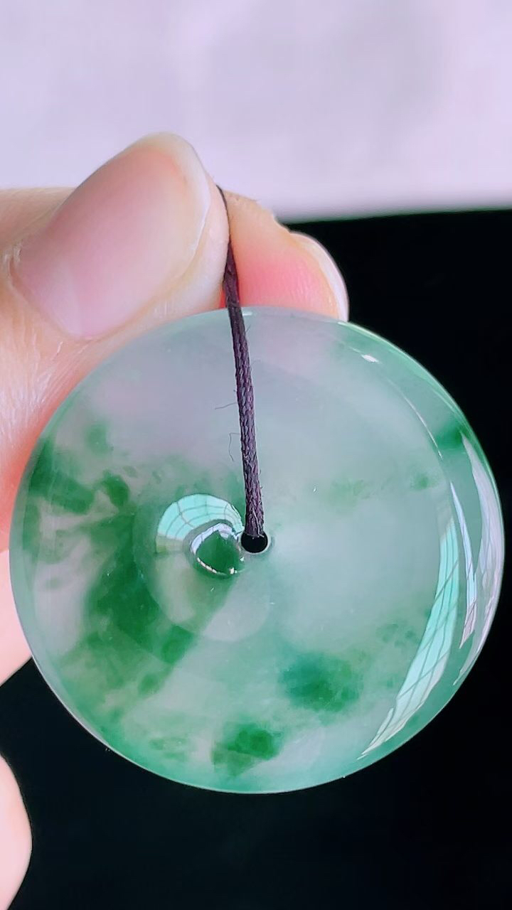 【翡翠名称】老坑种冰飘花满胶平安扣吊坠
【翡翠尺寸】直径厚度30/5.2mm
【翡翠描述】宝贝种老水足，玉质细腻，色泽靓丽，性价比高，佩戴效果好！
【其它赠送】权威证书/精美挂绳盒子/支持全国复检