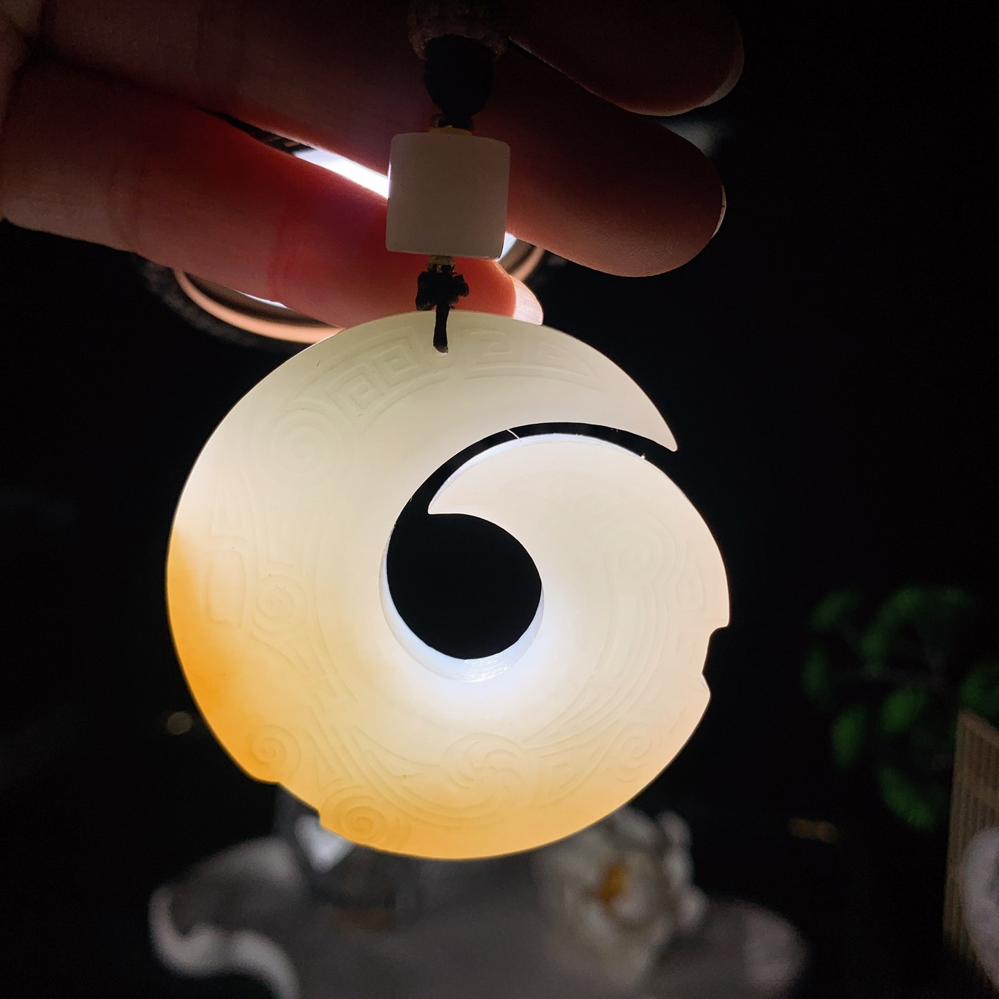 新疆和田玉且末糖时来运转挂件。尺寸50/10重50克 玉质细腻油润 底色纯净 脂粉好，品质好。lt260330