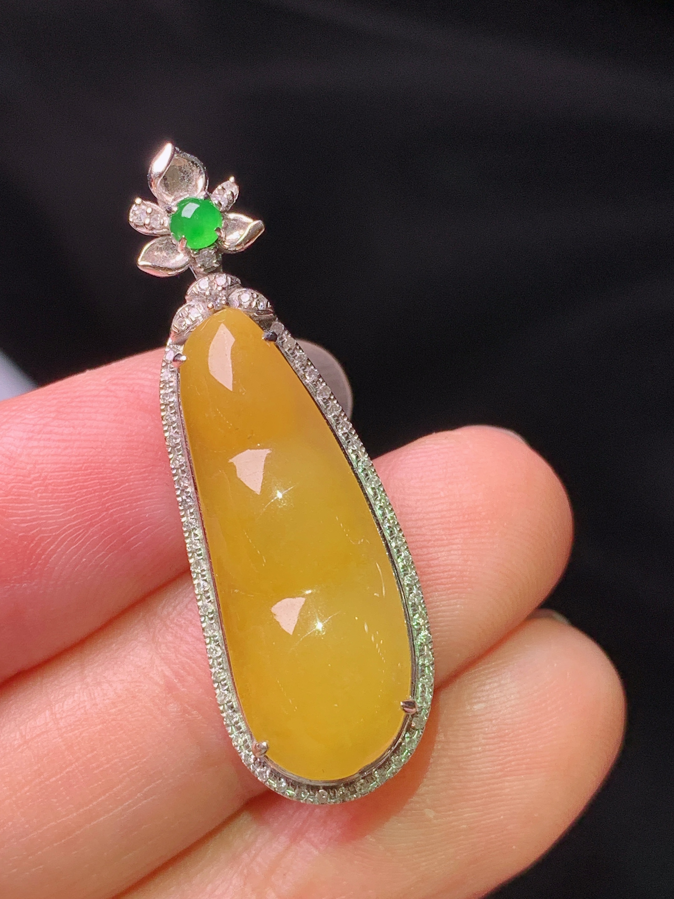 18k金钻镶嵌黄翡四季豆吊坠 玉质细腻 色泽艳丽清新 水润亮眼 整体尺寸35.5*11.8*7.5y4