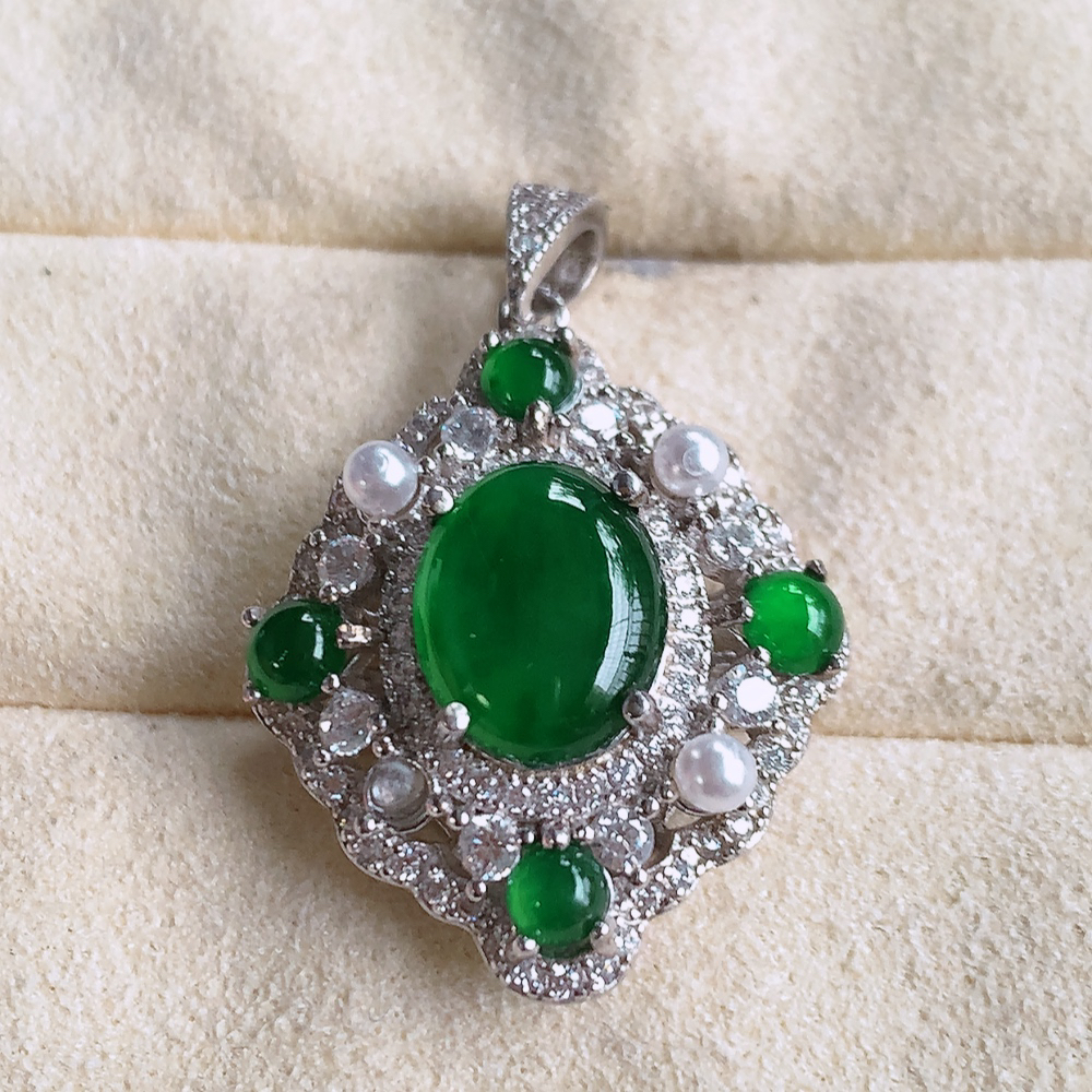 冰润飘绿蛋面翡翠吊坠，925银镶嵌 质地细腻，清秀高雅，饱满圆润  款式大方经典，颜色鲜艳，沁人心脾，高质量精品   W502.28  整体尺寸：25.5-20-8.8mm   裸石尺寸：10-8mm