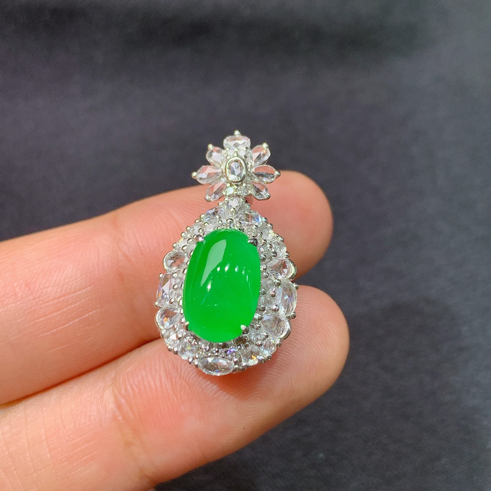 冰阳绿蛋面吊坠，18k金镶嵌，冰润色阳，玉质细腻，种水足，C2 尺寸24.1*13.5*11.3