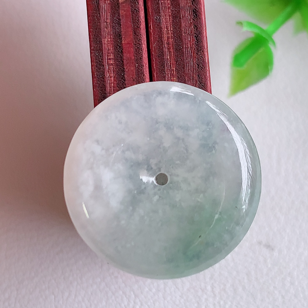 冰润飘花平安扣吊坠，厚装饱满，冰润剔透，细腻水足，种质润泽，飘花灵动，佩戴优雅大气，W01.28   尺寸：23-4.5mm