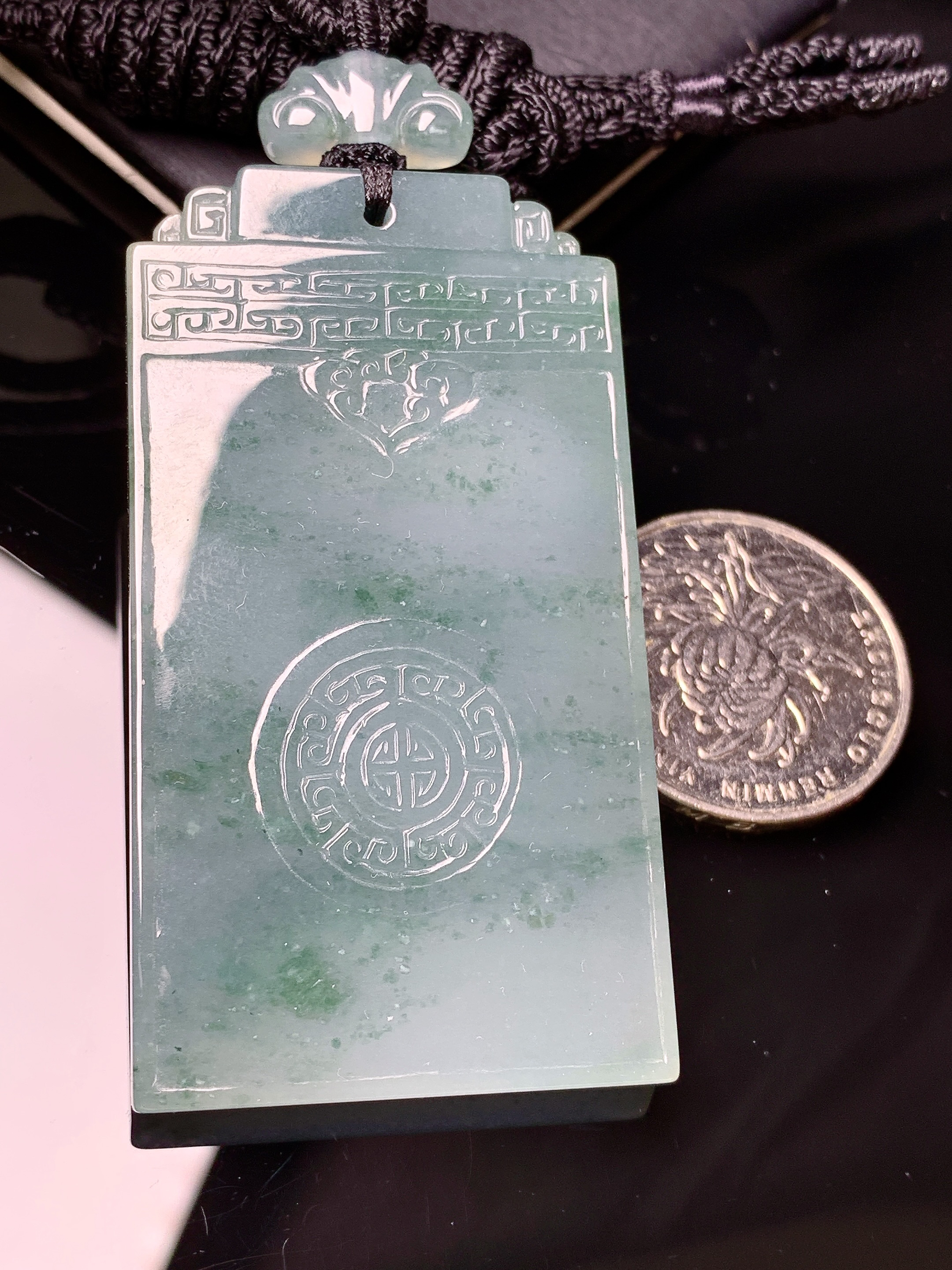 飘花无事牌吊坠 玉质细腻 色泽艳丽清新 水润亮眼 整体尺寸59.2*32.8*5L1