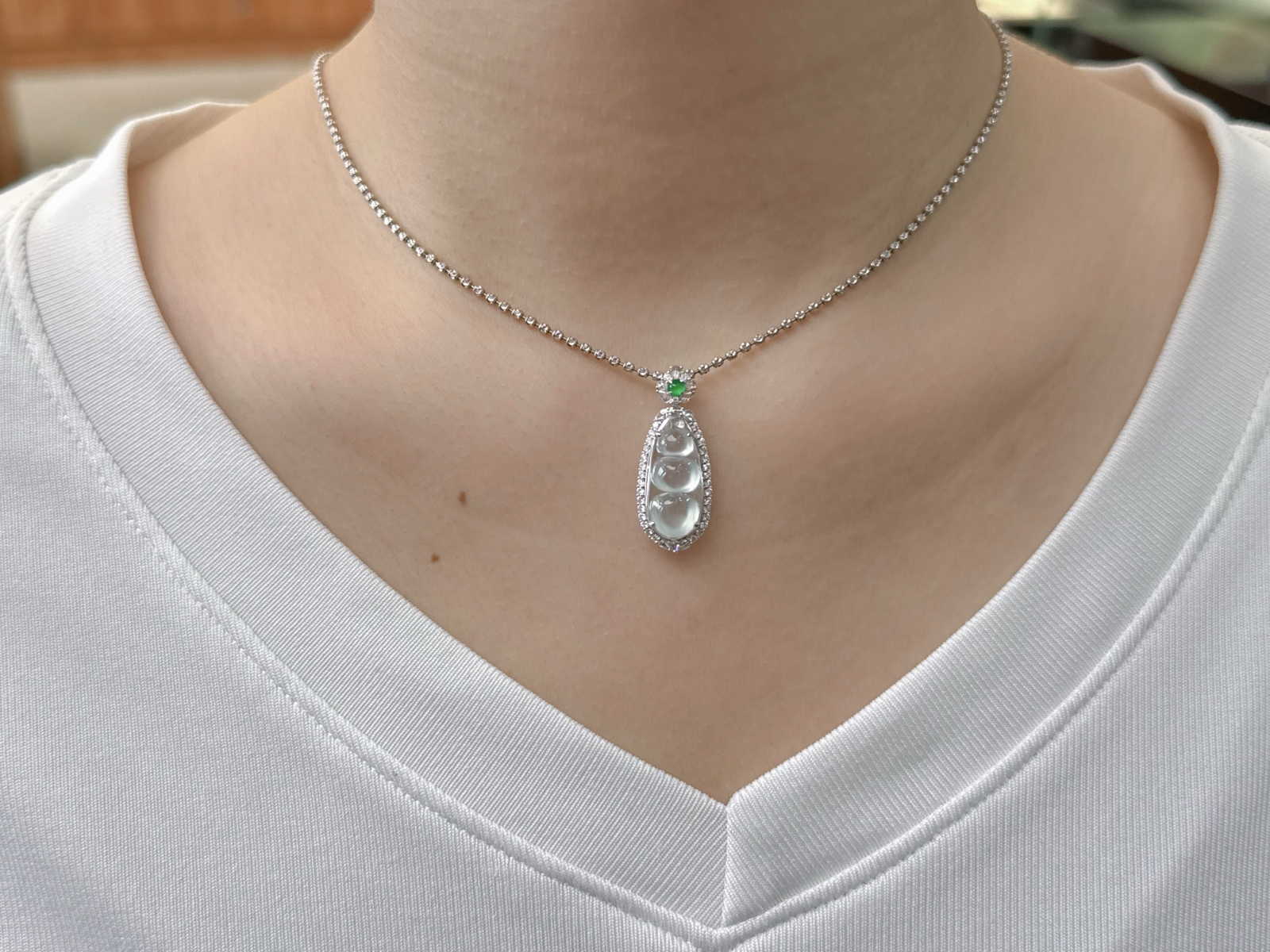 18K镶嵌白冰福豆吊坠

尺寸：18.4-8.4-4.5