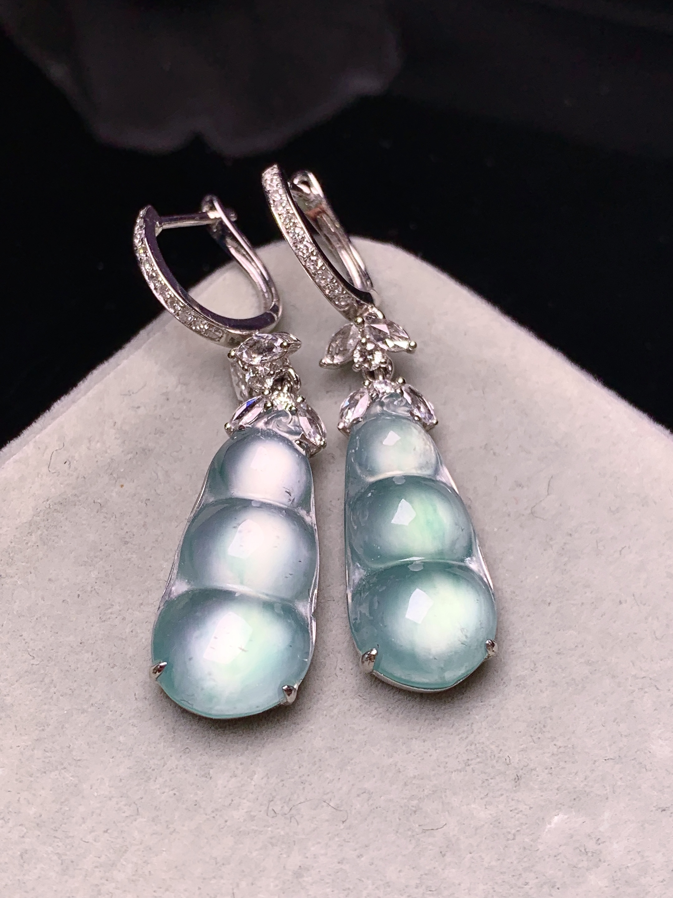 18k金钻镶嵌玻璃种四季豆耳坠 玉质细腻 色泽艳丽清新 水润亮眼 整体尺寸41.3*10.3*4.6