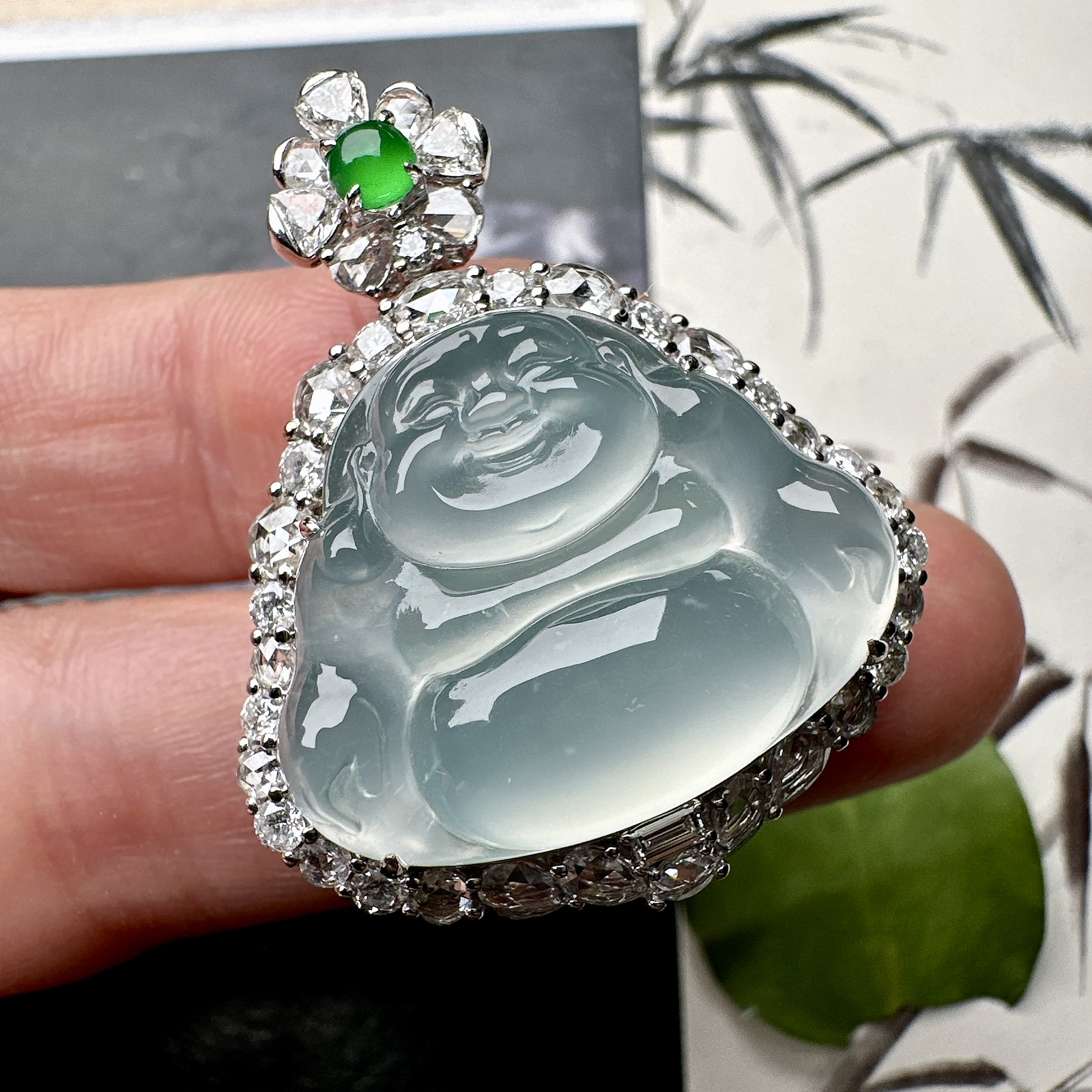 【冰种蓝底佛公吊坠】种水上乘，晶莹剔透，纯净通透，莹光感很强，18k金钻镶嵌，裸石尺寸19.8*24