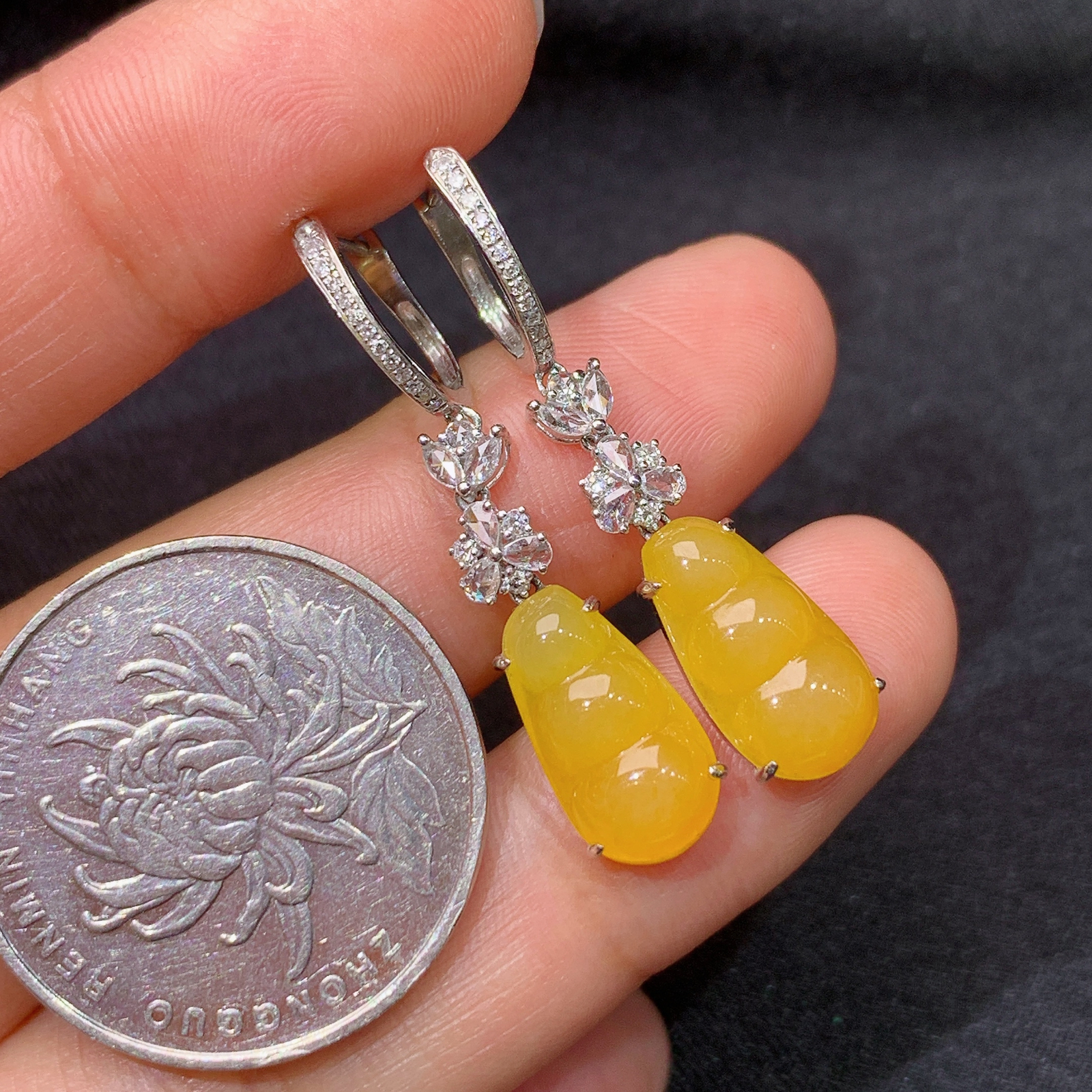 冰黄翡福豆耳坠，18k金镶嵌，色泽鲜艳，水色超佳，Ych 尺寸12.9*6.8*2.5