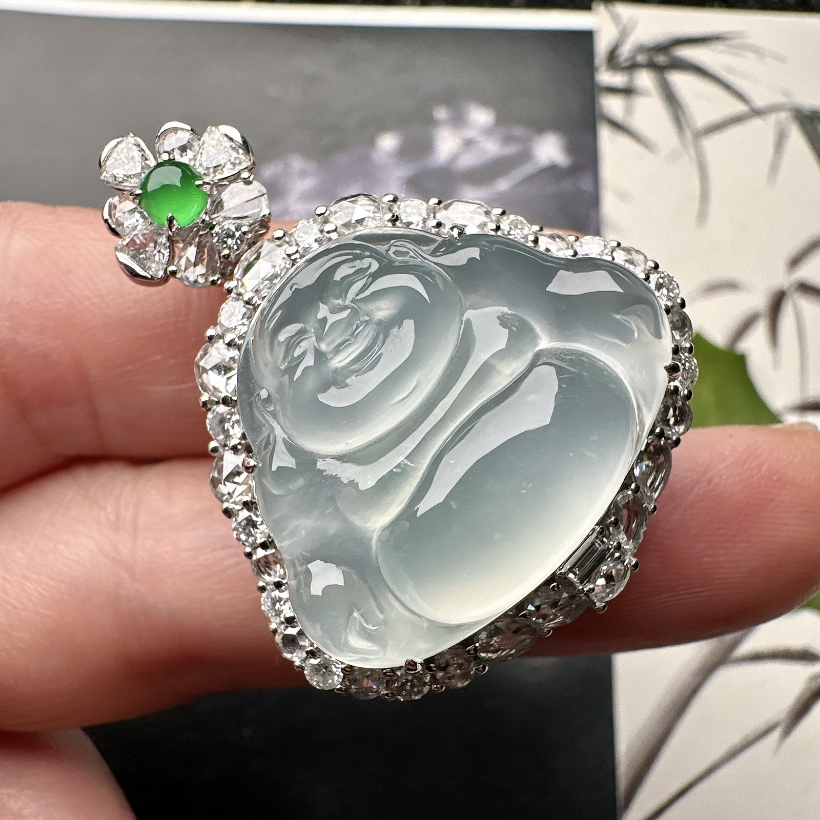 【冰种蓝底佛公吊坠】种水上乘，晶莹剔透，纯净通透，莹光感很强，18k金钻镶嵌，裸石尺寸19.8*24.2*5.8毫米