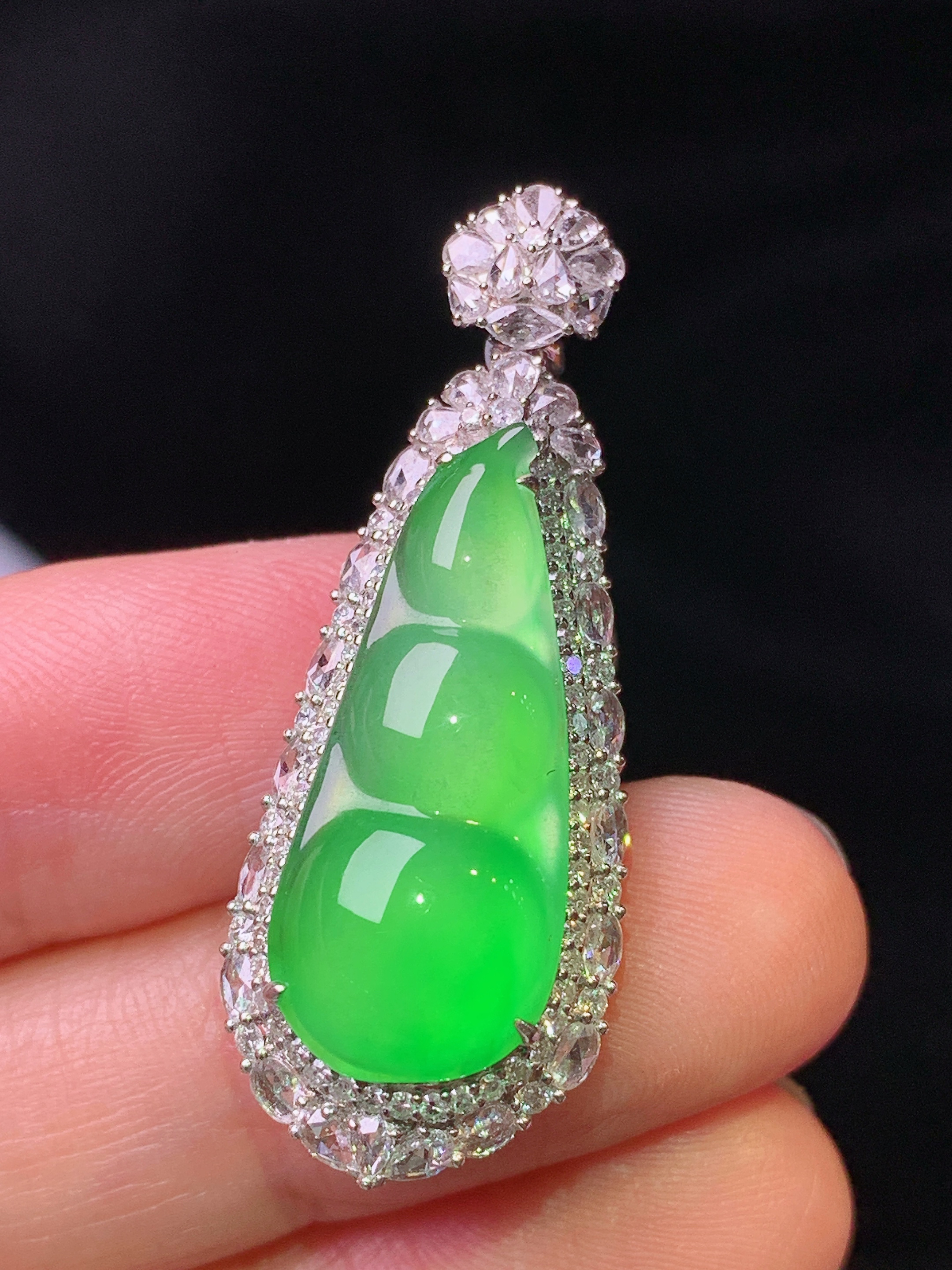 18k金钻镶嵌满绿四季豆吊坠 玉质细腻 色泽艳丽清新 水润亮眼 整体尺寸37.2*14.2*10.5g2