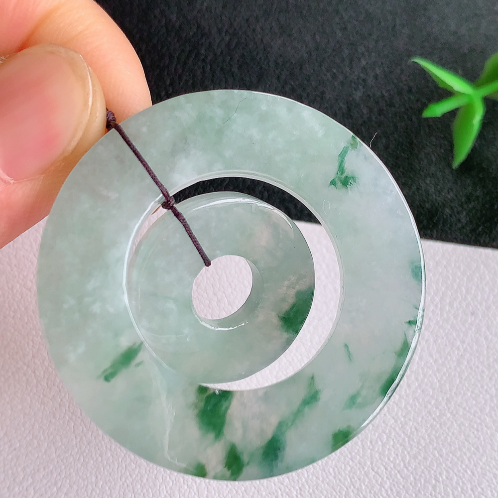 冰润飘花子母平安扣吊坠，厚装饱满，冰润剔透，细腻水足，种质润泽，飘花灵动，佩戴优雅大气，W49.28   尺寸：42.5-3.6mm