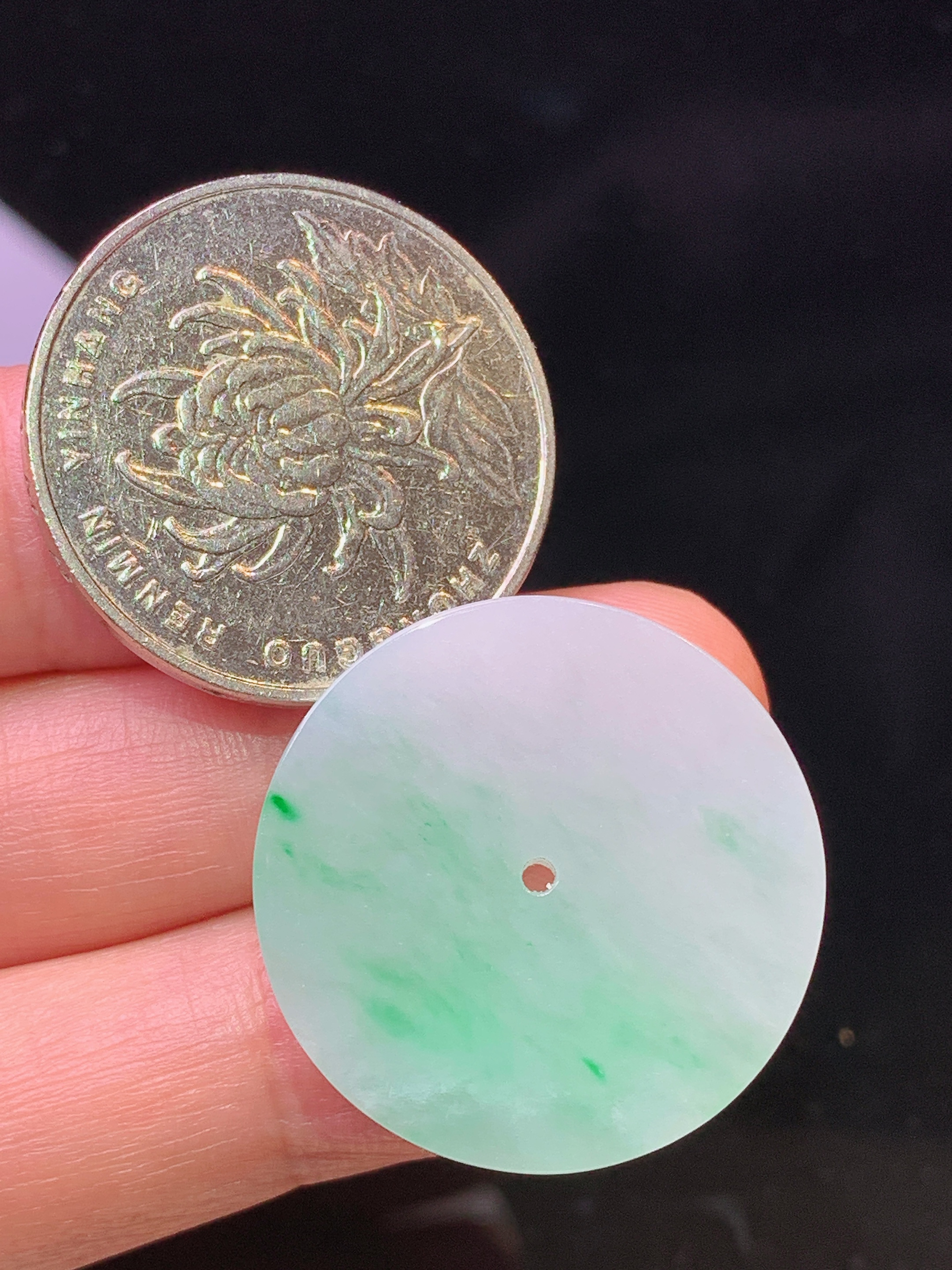 飘绿圆牌吊坠 玉质细腻 色泽艳丽清新 水润亮眼 整体尺寸25.2*3L2