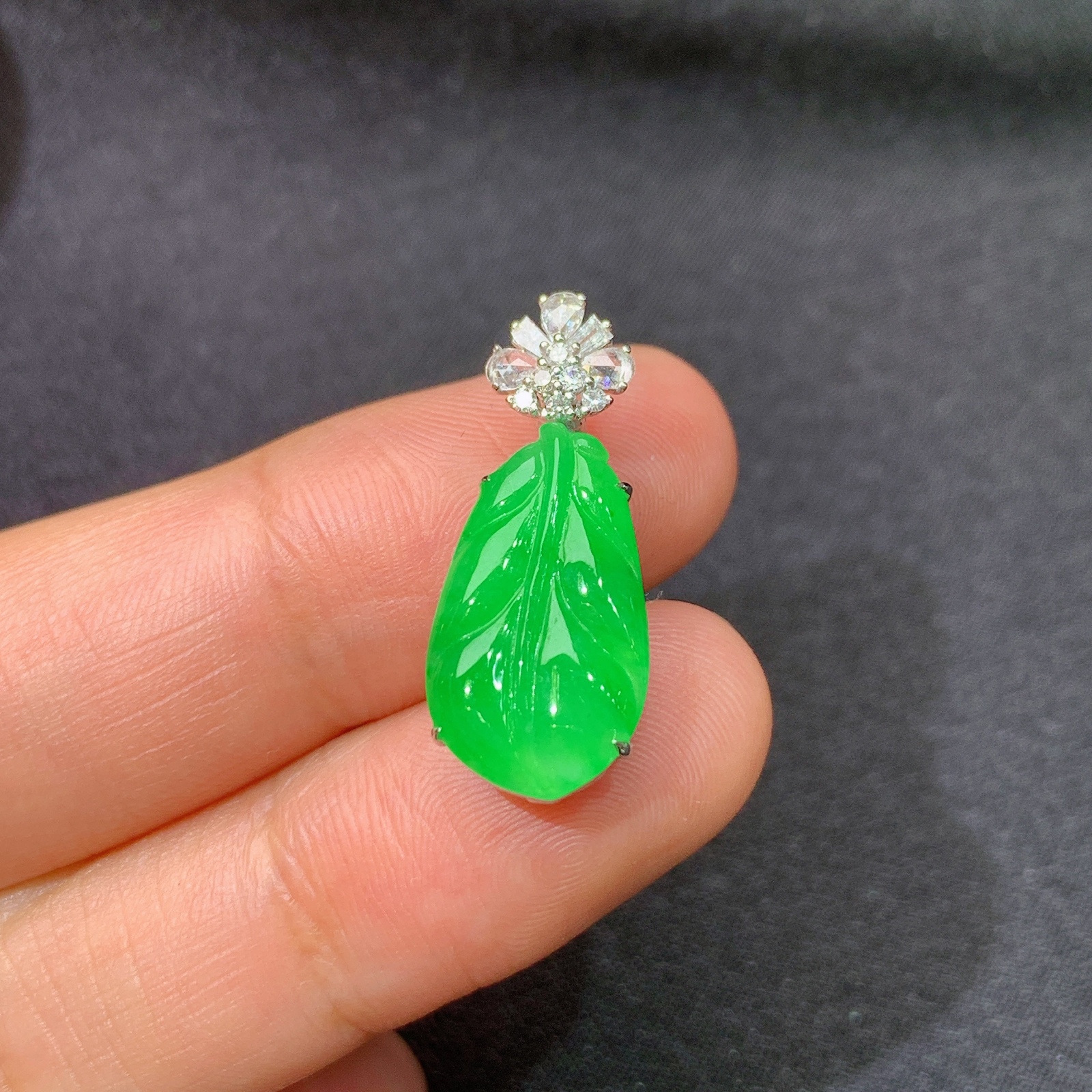 冰阳绿树叶吊坠，18k金镶嵌，冰润色阳，玉质细腻，种水足，Ych 尺寸23.2*9.3*6.6