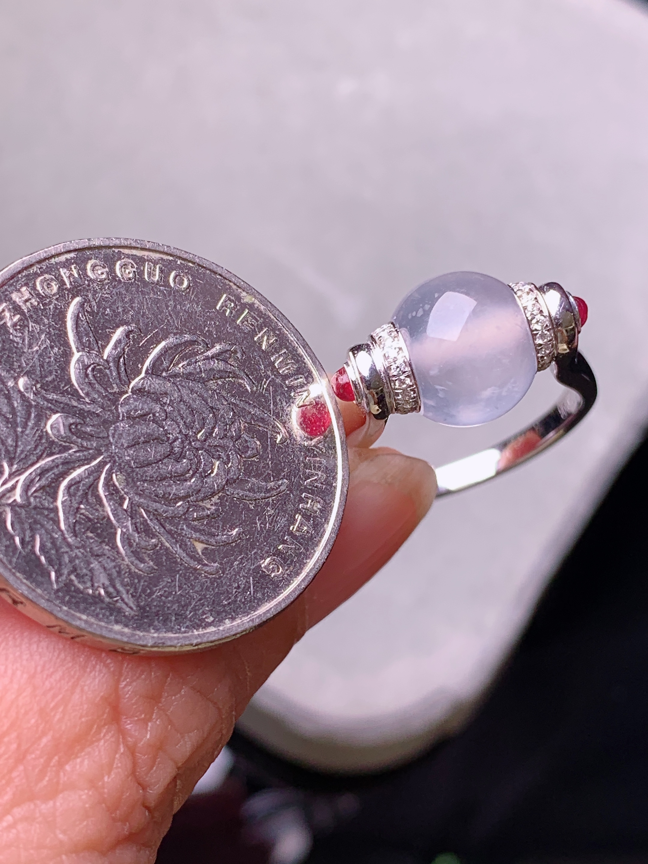 18k金钻镶嵌冰种算盘珠戒指 玉质细腻 色泽艳丽清新 水润亮眼 圈口14 裸石尺寸9.2*9.2*6.8