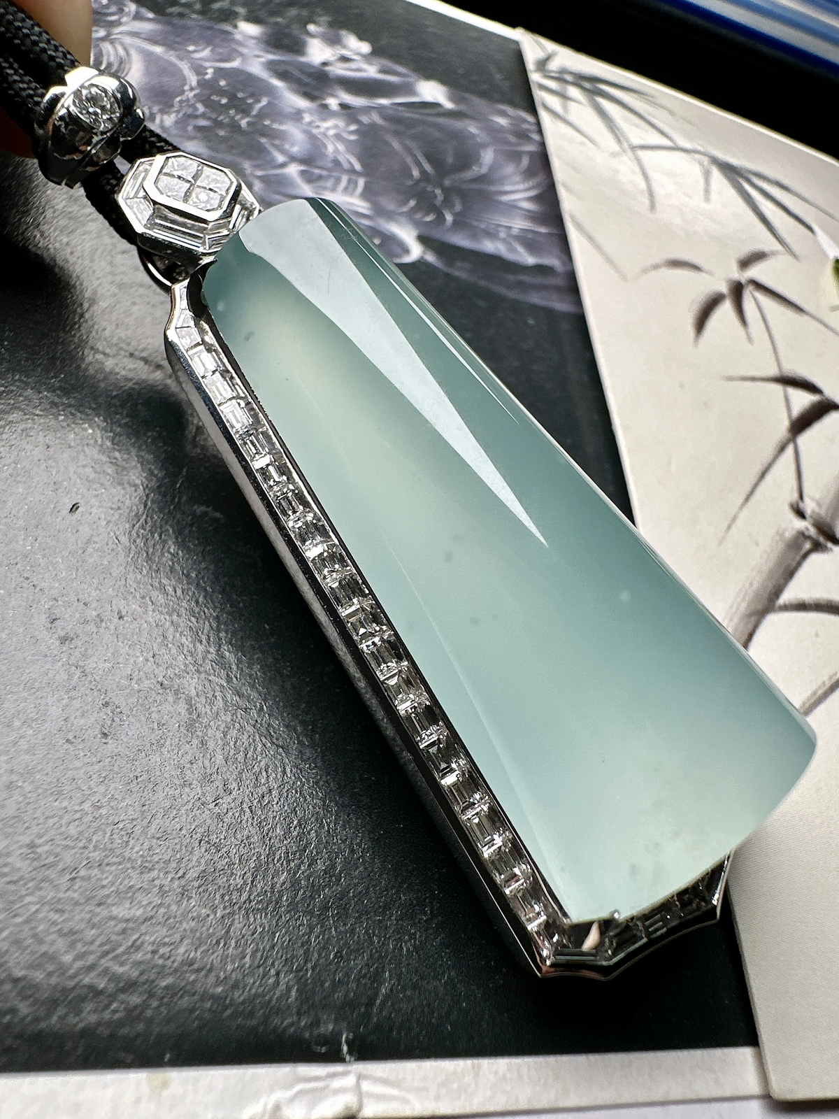 【冰种天空蓝无事柱】精品，种水上乘，通透闪亮，晶莹剔透。收藏品质18K金钻镶嵌，裸石尺寸43.6*20.2*9.8毫米