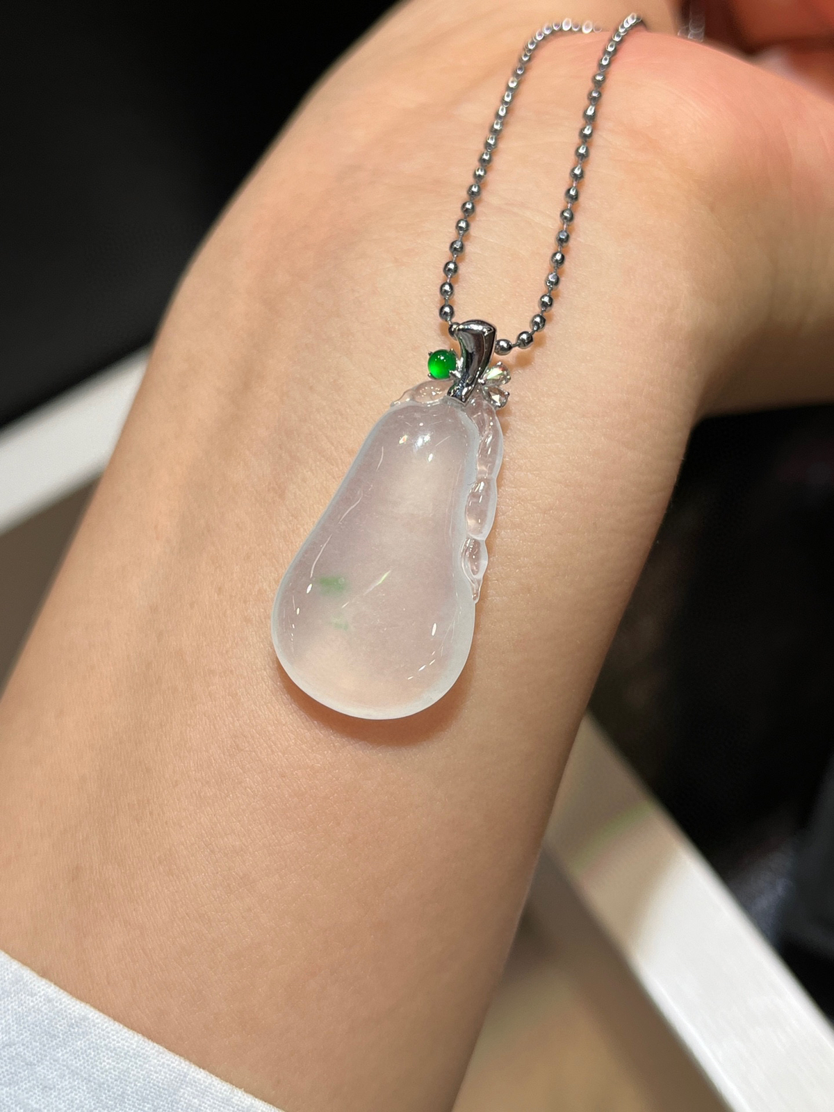 冰种飘金丝绿福瓜……
18k金镶嵌