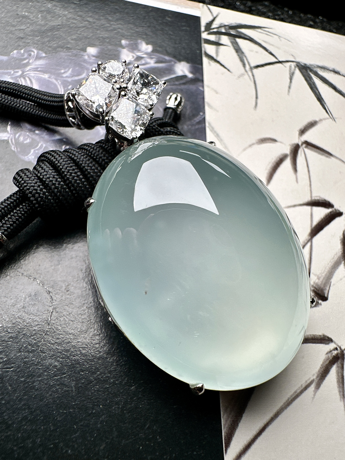 【冰种天空蓝大蛋面】鸽子蛋，珍藏品，晶莹剔透，起强荧光，冰润动人。18k金钻镶嵌，裸石尺寸43*35