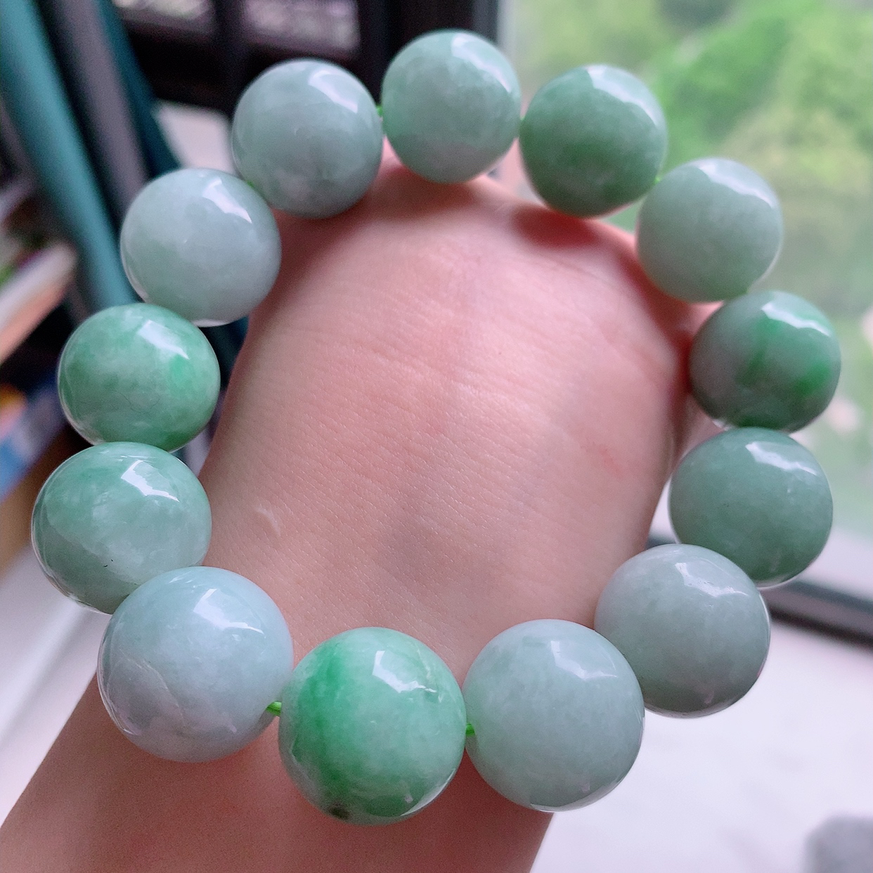 自然光实拍，大颗冰润飘绿翡翠手串，颜色丰富，料子细腻，高档大气， 自戴送礼佳品！#001.1取一尺寸17.6