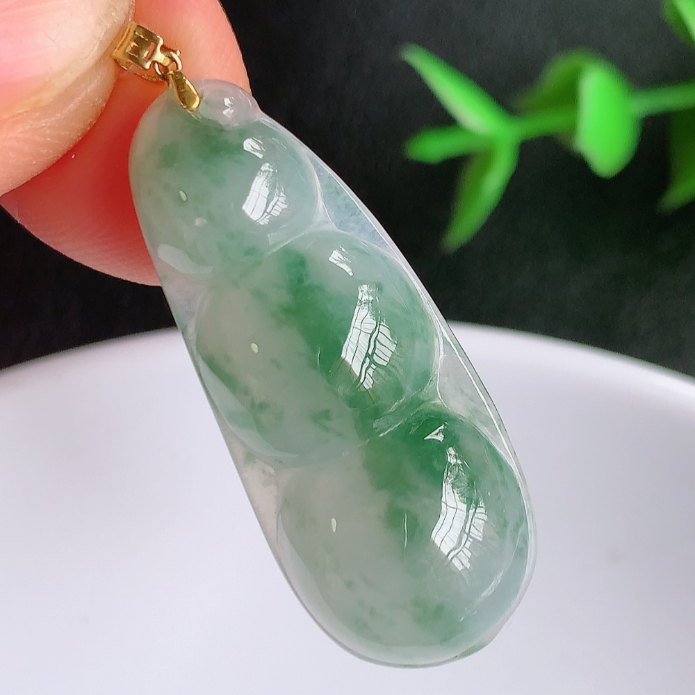 18k金扣冰润飘花福豆翡翠挂件，老种飘花  冰清玉洁  胶感十足  寓意“四季平安，福气满满”颜色鲜艳，清新自然，饱满通透   W49.28  尺寸：32.2-13.5-5.8mm