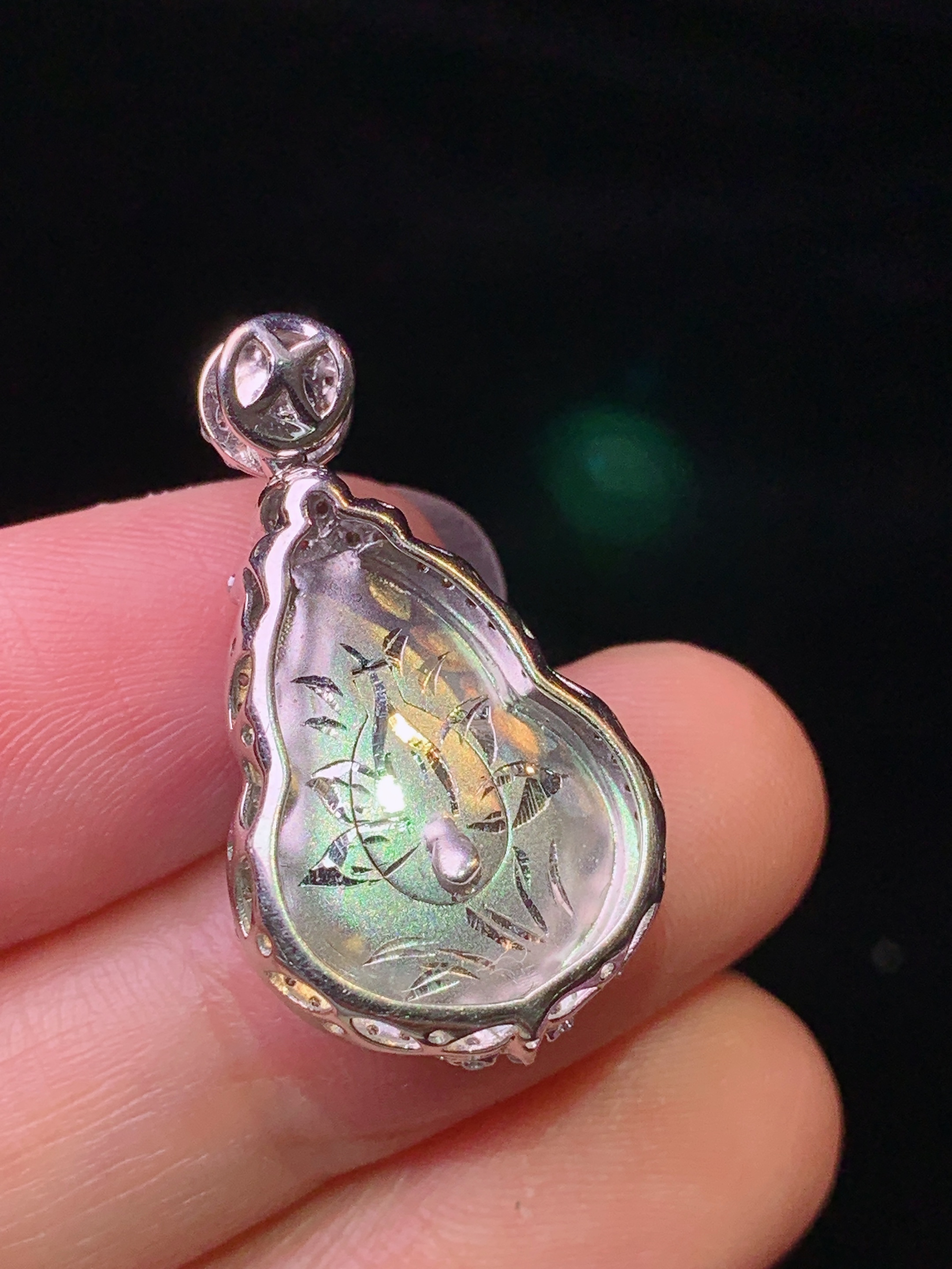 18k金钻镶嵌满绿葫芦吊坠 玉质细腻 色泽艳丽清新 水润亮眼 整体尺寸27.6*15.2*7.3b2