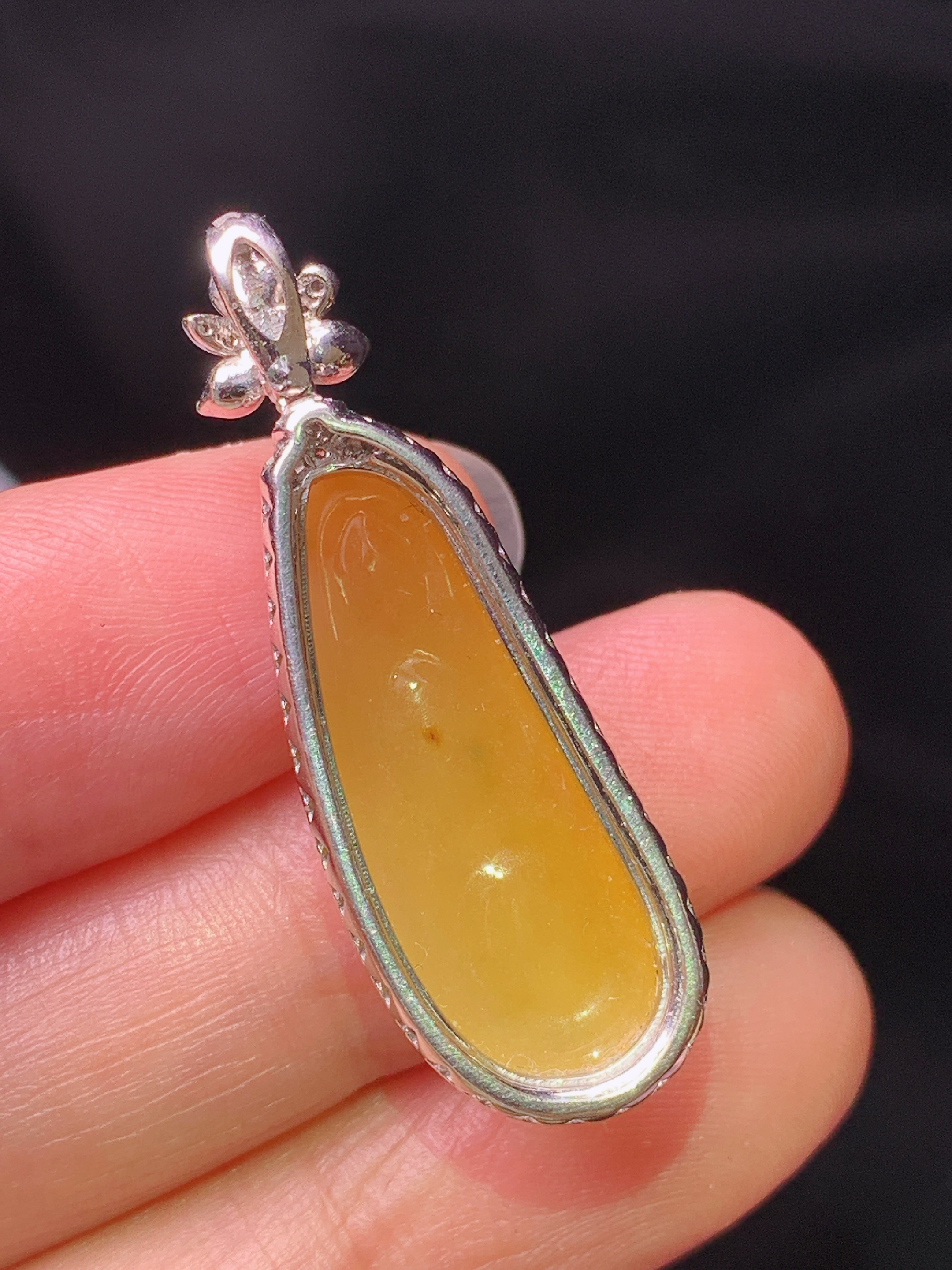 18k金钻镶嵌黄翡四季豆吊坠 玉质细腻 色泽艳丽清新 水润亮眼 整体尺寸35.5*11.8*7.5y4