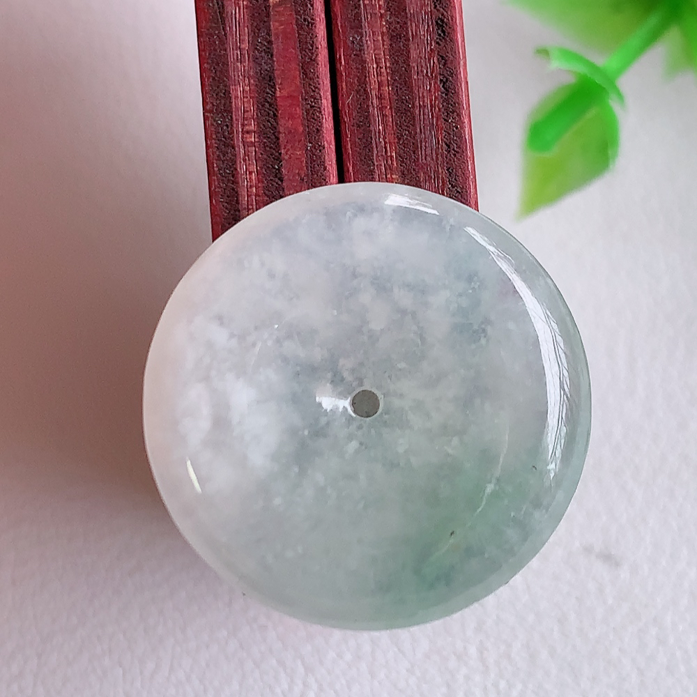 冰润飘花平安扣吊坠，厚装饱满，冰润剔透，细腻水足，种质润泽，飘花灵动，佩戴优雅大气，W01.28   尺寸：23-4.5mm