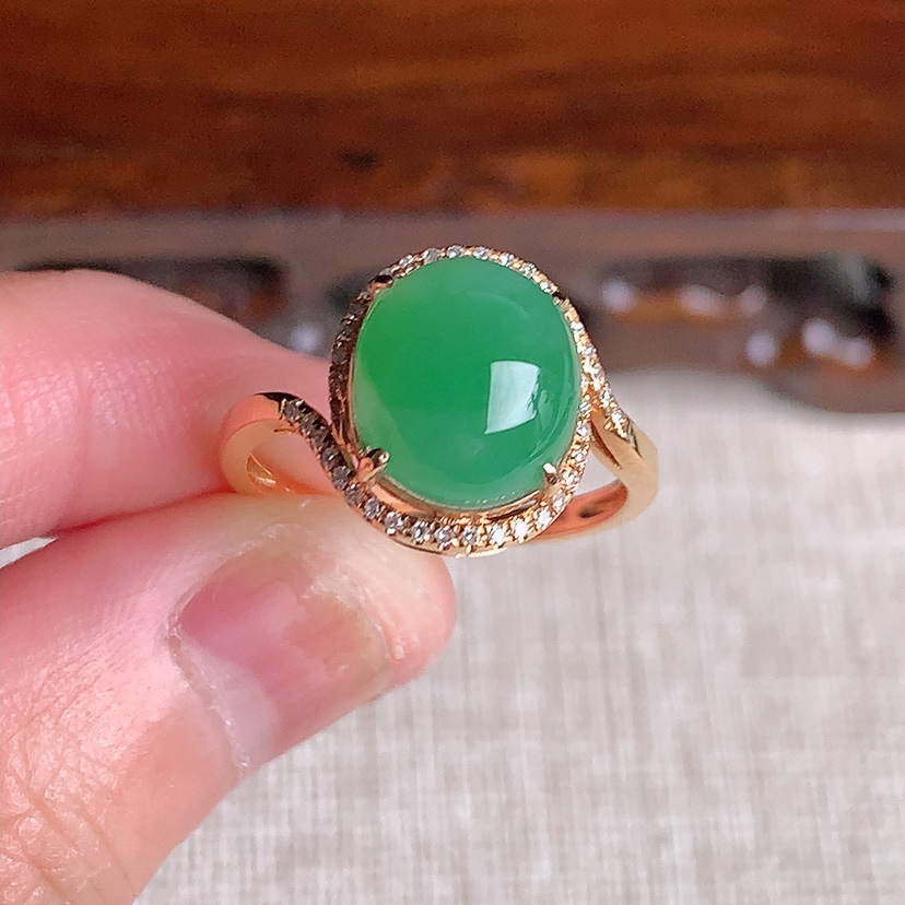 天然A货翡翠18K金伴钻镶嵌满绿蛋面戒指 圈口17.7裸石
尺寸10.6-9.5mm 重量3.30g