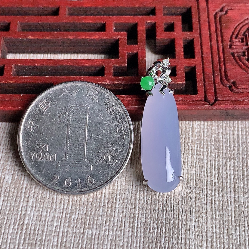 天然A货翡翠18K金镶嵌紫罗兰福瓜吊坠 
尺寸28.8-22.7-8.6-5.2mm 重量3.00g 0331