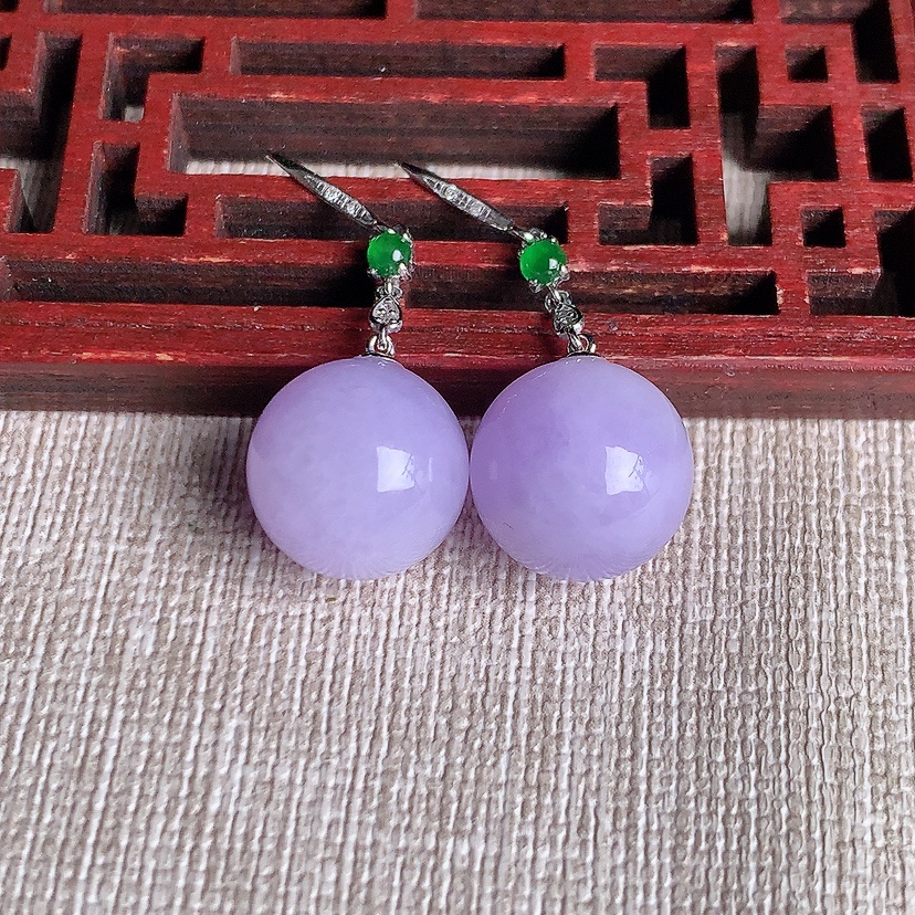 天然A货翡翠18K金镶嵌紫罗兰圆珠转运珠耳坠 
尺寸12-12mm 重量7.36g 0331