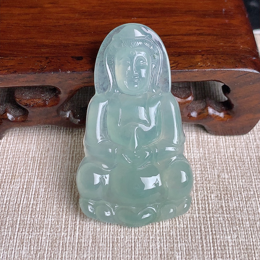 天然A货翡翠晴水正装观音吊坠 
尺寸50-28-6mm 重量14.10g 0331