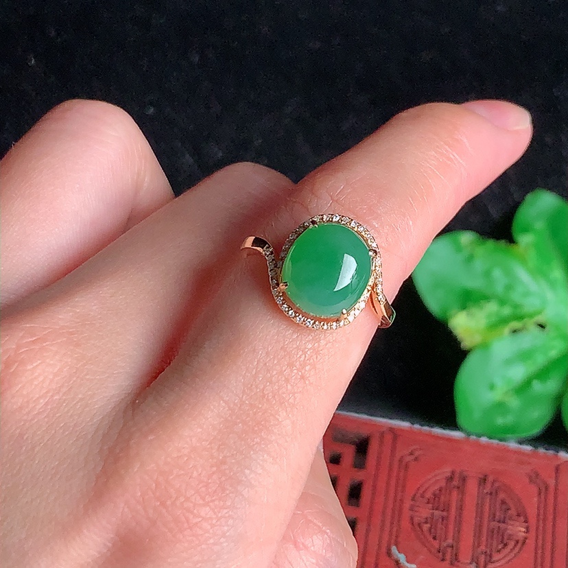 天然A货翡翠18K金伴钻镶嵌满绿蛋面戒指 圈口17.7裸石
尺寸10.6-9.5mm 重量3.30g 0331
