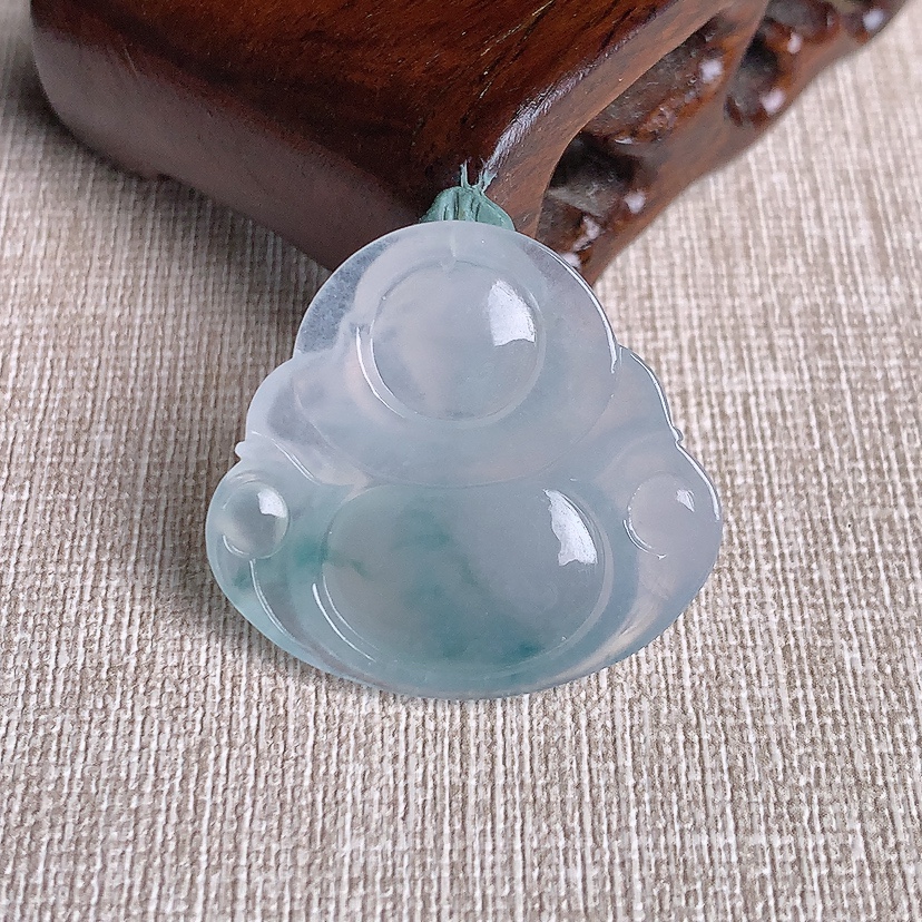 天然A货翡翠飘花佛公吊坠 
尺寸29.3-31.4-5.5mm 重量8.25g 0331