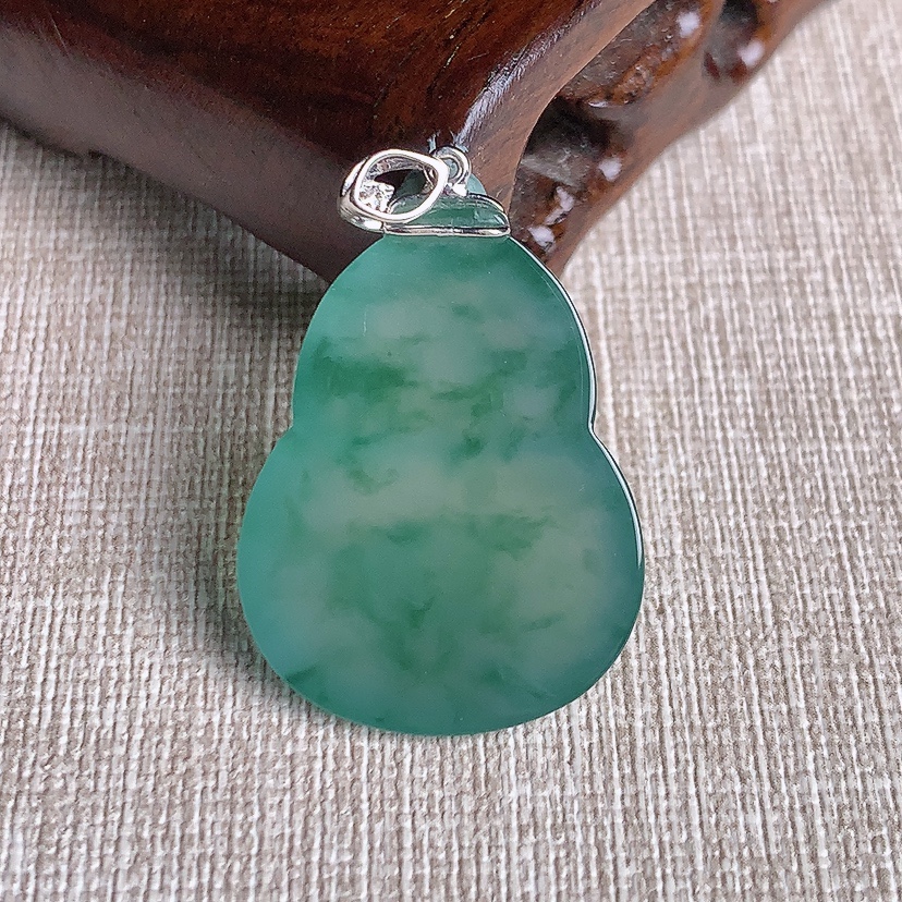 天然A货翡翠18K金镶嵌飘花葫芦吊坠 
尺寸30.3-22.7-6.8mm 重量7.83g 0331