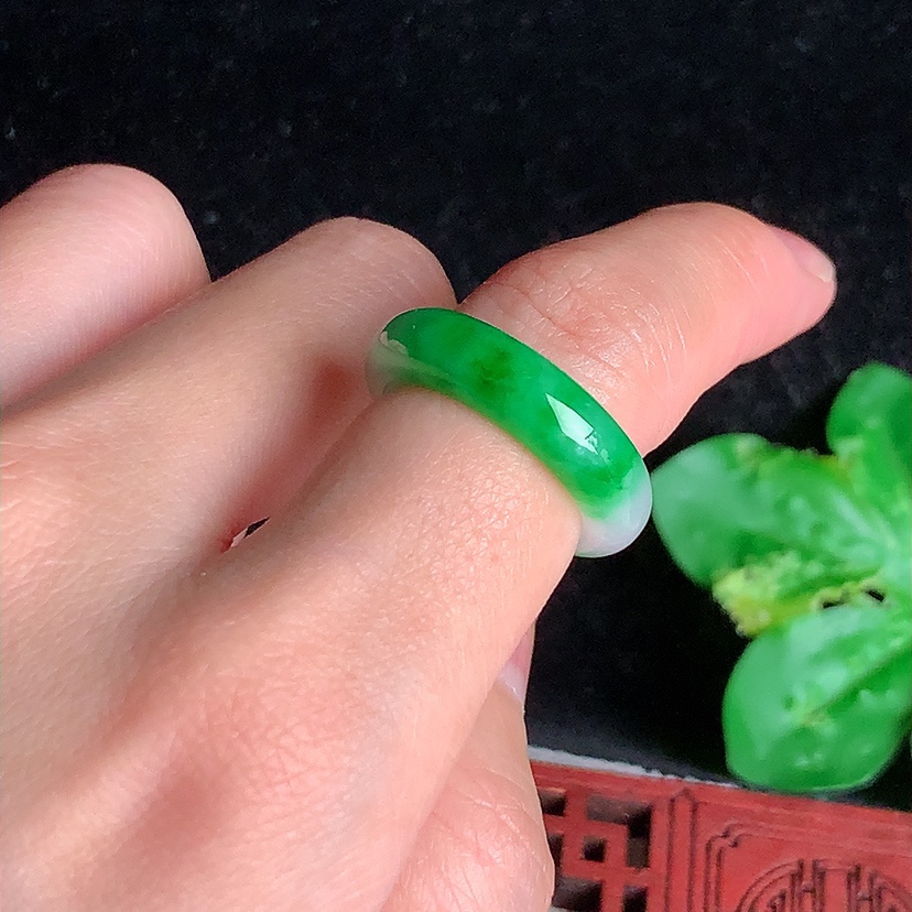 天然A货翡翠白底青飘阳绿素面戒指 
尺寸16.8-5.5-3.6mm 重量3.70g 0331