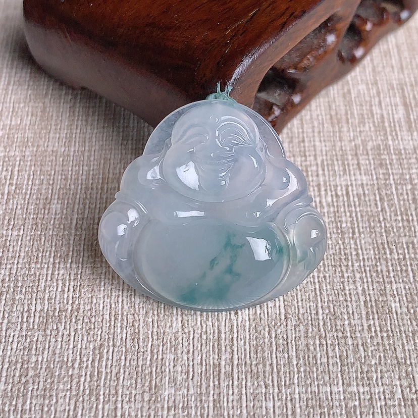 天然A货翡翠飘花佛公吊坠 
尺寸29.3-31.4-5.5mm 重量8.25g 0331