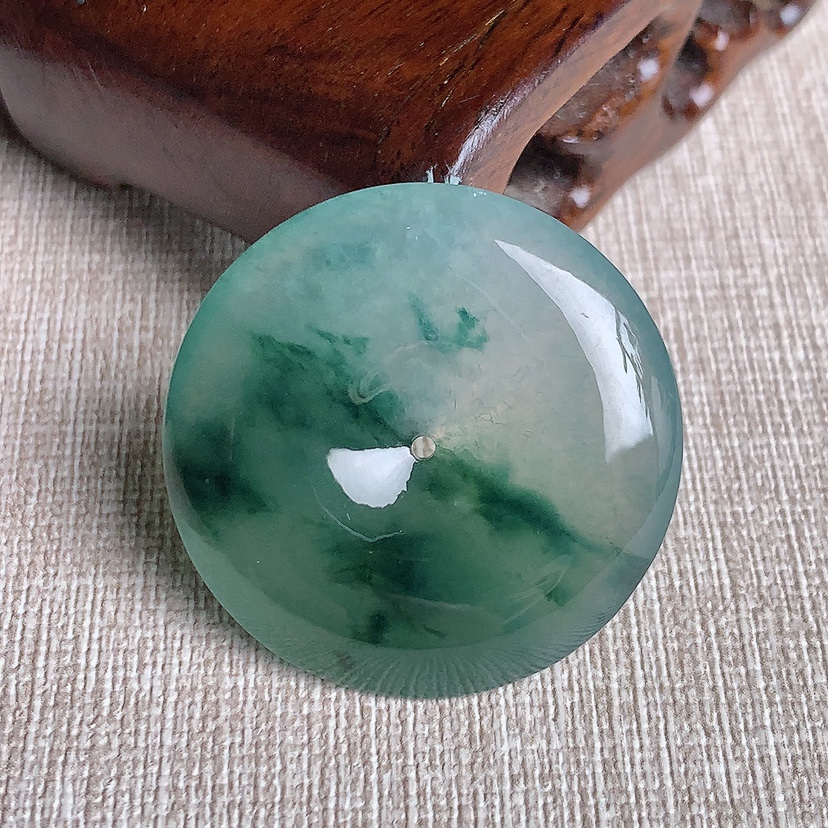 天然A货翡翠飘花平安扣吊坠 
尺寸33-5.8mm 重量13.08g 0331