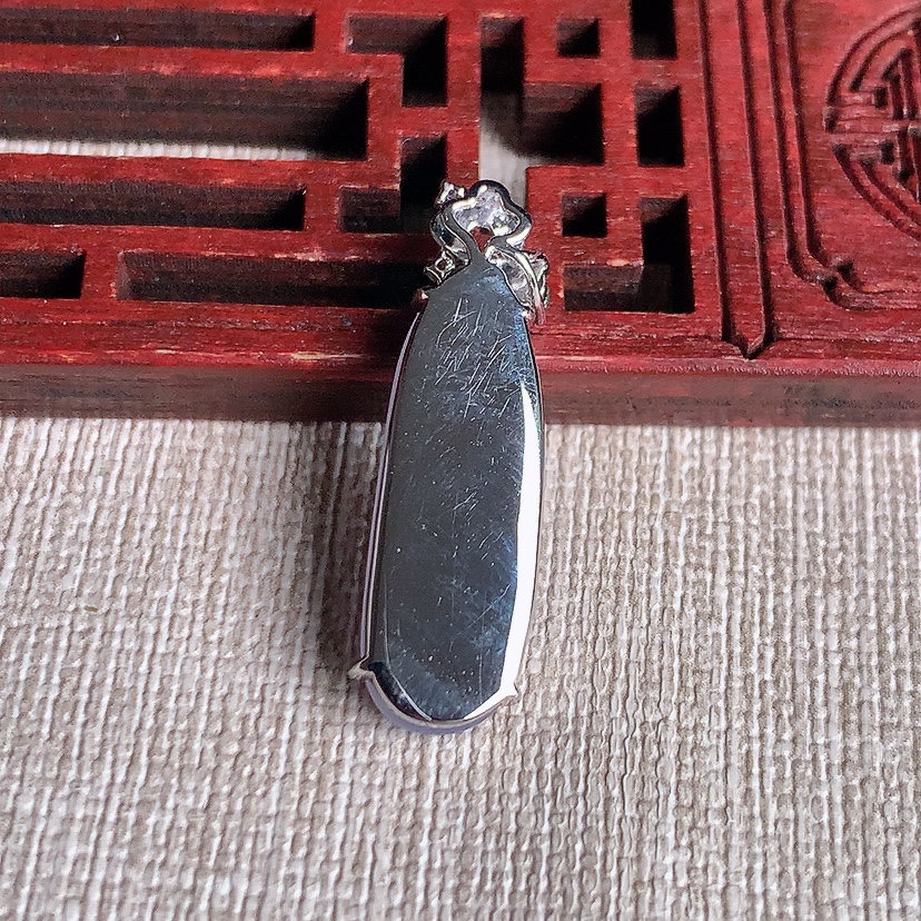 天然A货翡翠18K金镶嵌紫罗兰福瓜吊坠 
尺寸28.8-22.7-8.6-5.2mm 重量3.00g