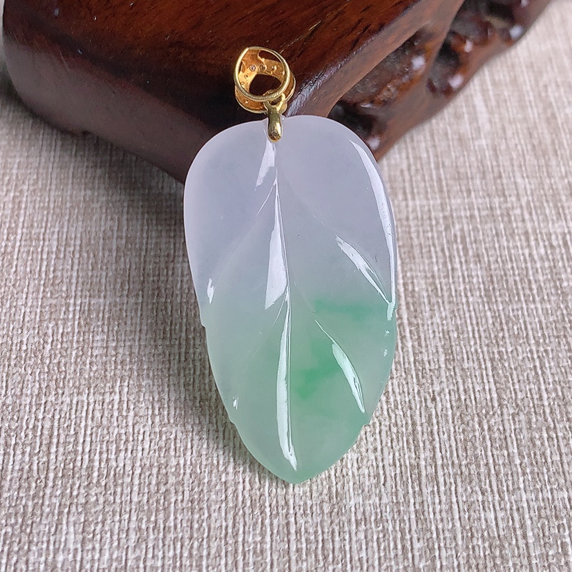 天然A货翡翠18K金扣头飘绿叶子金枝玉叶吊坠 
尺寸36-20.5-4.8mm 重量7.76g 0329