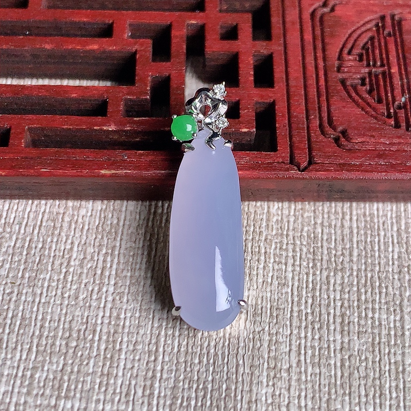 天然A货翡翠18K金镶嵌紫罗兰福瓜吊坠 
尺寸28.8-22.7-8.6-5.2mm 重量3.00g 0331
