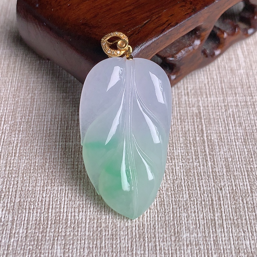 天然A货翡翠18K金扣头飘绿叶子金枝玉叶吊坠 
尺寸36-20.5-4.8mm 重量7.76g 0329