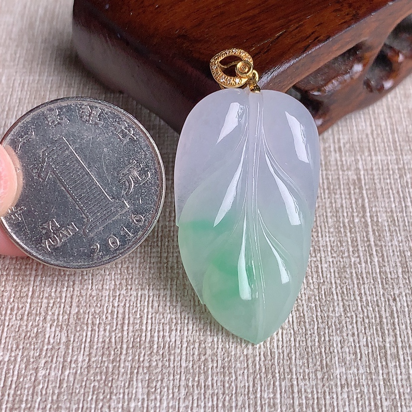天然A货翡翠18K金扣头飘绿叶子金枝玉叶吊坠 
尺寸36-20.5-4.8mm 重量7.76g 0329