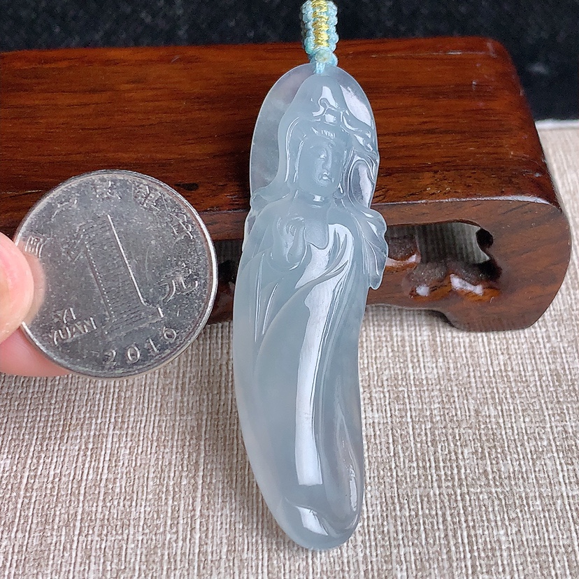 天然A货翡翠晴水观音吊坠 
尺寸60.4-17.8-6.3mm 重量12.78g 0331