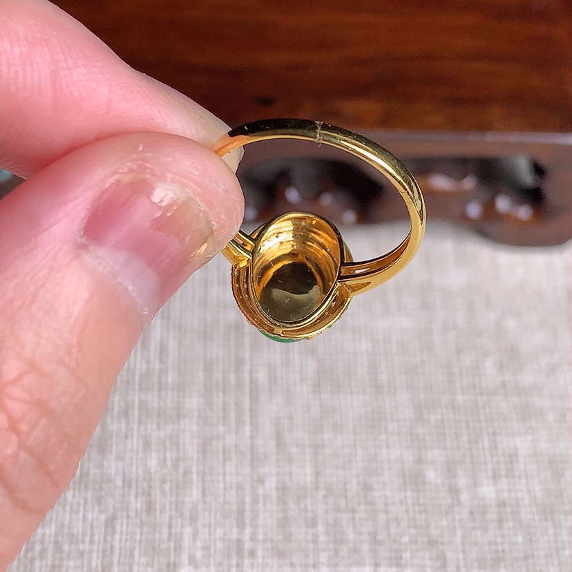 天然A货翡翠18K金伴钻镶嵌满绿蛋面戒指 圈口17.3裸石
尺寸9.5-7.2mm 重量2.48g 0331