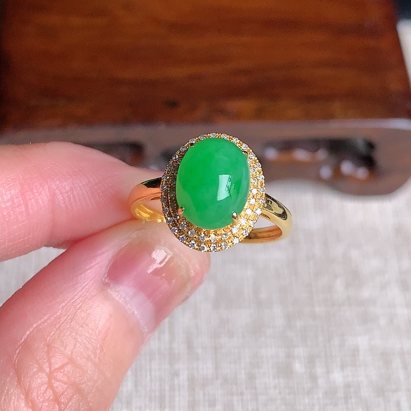 天然A货翡翠18K金伴钻镶嵌满绿蛋面戒指 圈口17.3裸石
尺寸9.5-7.2mm 重量2.48g 