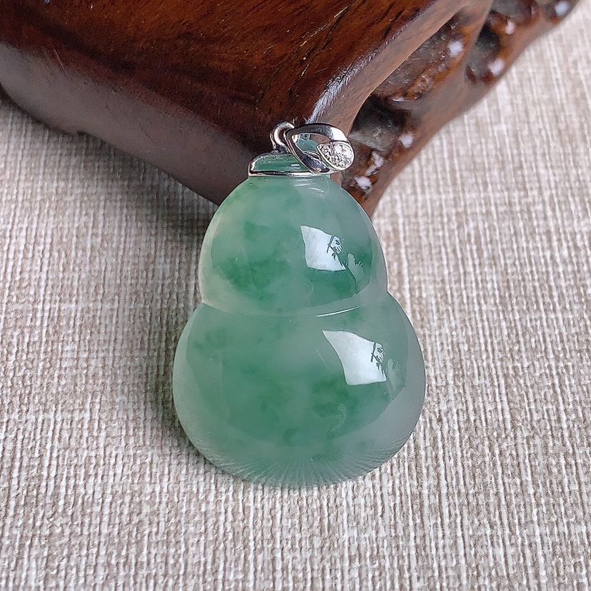 天然A货翡翠18K金镶嵌飘花葫芦吊坠 
尺寸30.3-22.7-6.8mm 重量7.83g 0331
