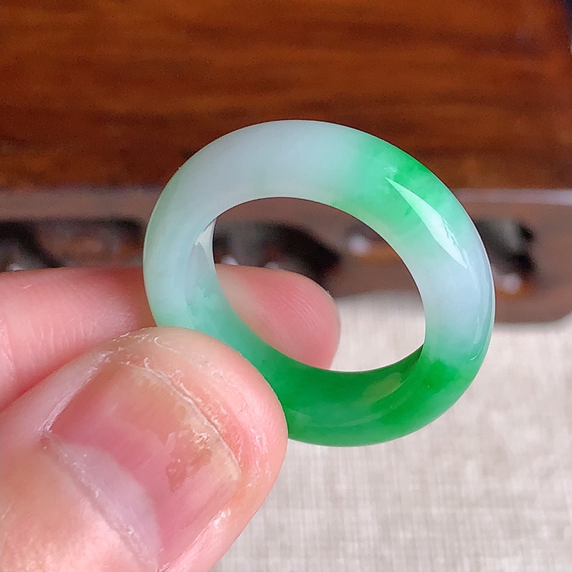 天然A货翡翠白底青飘阳绿素面戒指 
尺寸16.8-5.5-3.6mm 重量3.70g 0331