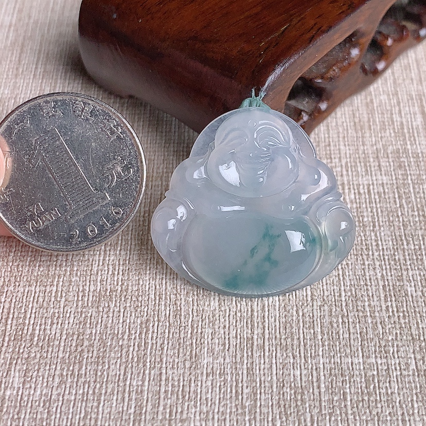 天然A货翡翠飘花佛公吊坠 
尺寸29.3-31.4-5.5mm 重量8.25g 0331