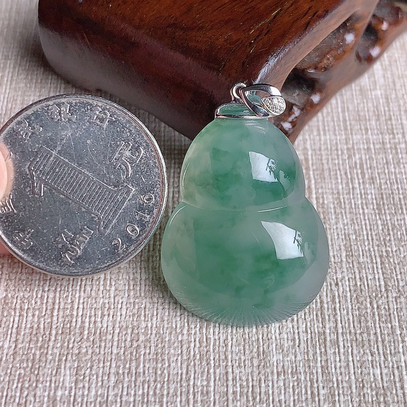 天然A货翡翠18K金镶嵌飘花葫芦吊坠 
尺寸30.3-22.7-6.8mm 重量7.83g 0331