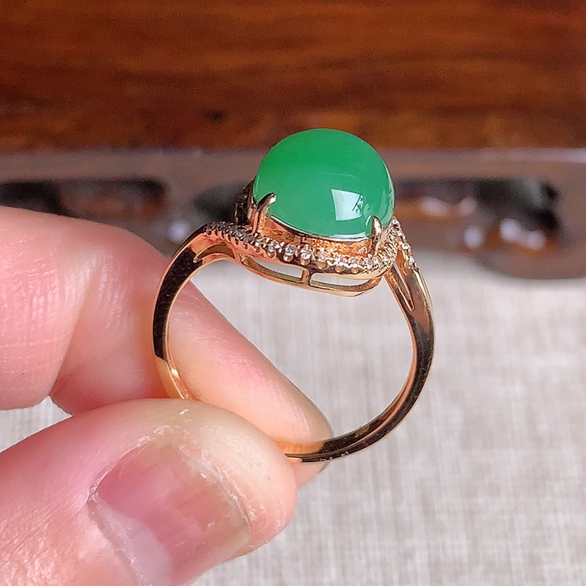 天然A货翡翠18K金伴钻镶嵌满绿蛋面戒指 圈口17.7裸石
尺寸10.6-9.5mm 重量3.30g