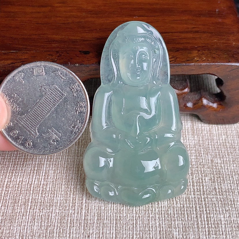 天然A货翡翠晴水正装观音吊坠 
尺寸50-28-6mm 重量14.10g 0331